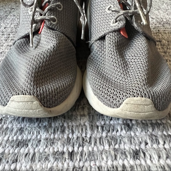 Nike Roche Run sneakers in Gray & pink - Picture 3 of 10